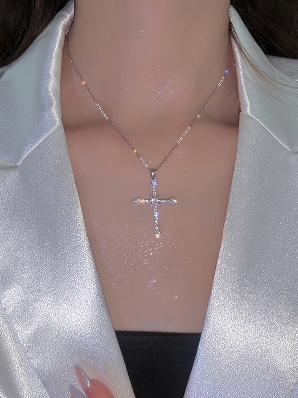 Collar con colgante de cruz de diamantes de imitación-2
